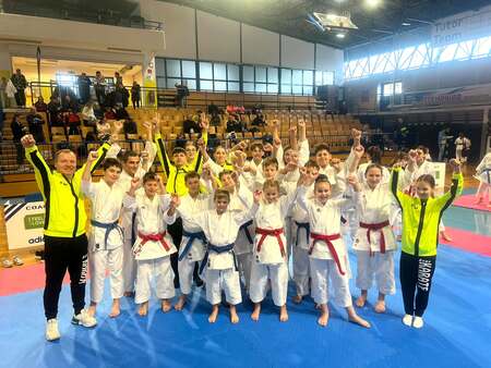 Vsem tekmovalkam in tekmovalcem iskreno čestitamo za dosežene rezultate, trud in borbenost, so še zapisali v Karate klubu Mirna Peč.