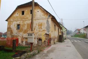 LOKALNA CESTA PRED CERKVIJO SV. KANCIJANA SE PREUREJA