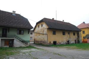 LOKALNA CESTA PRED CERKVIJO SV. KANCIJANA SE PREUREJA