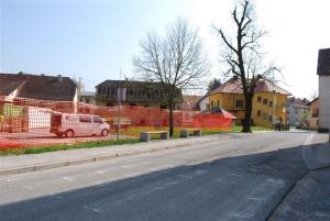 LOKALNA CESTA PRED CERKVIJO SV. KANCIJANA SE PREUREJA