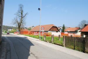 LOKALNA CESTA PRED CERKVIJO SV. KANCIJANA SE PREUREJA