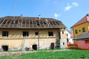 LOKALNA CESTA PRED CERKVIJO SV. KANCIJANA SE PREUREJA