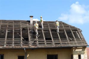 LOKALNA CESTA PRED CERKVIJO SV. KANCIJANA SE PREUREJA
