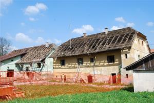 LOKALNA CESTA PRED CERKVIJO SV. KANCIJANA SE PREUREJA