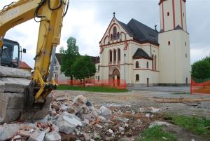 LOKALNA CESTA PRED CERKVIJO SV. KANCIJANA SE PREUREJA