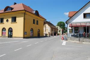 LOKALNA CESTA PRED CERKVIJO SV. KANCIJANA SE PREUREJA