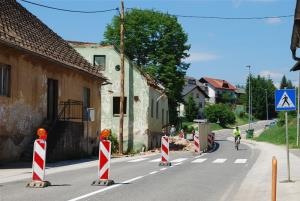 LOKALNA CESTA PRED CERKVIJO SV. KANCIJANA SE PREUREJA