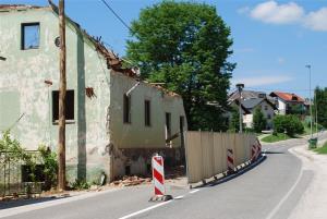 LOKALNA CESTA PRED CERKVIJO SV. KANCIJANA SE PREUREJA