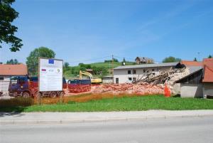 LOKALNA CESTA PRED CERKVIJO SV. KANCIJANA SE PREUREJA