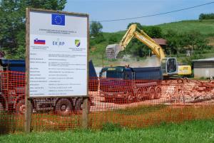 LOKALNA CESTA PRED CERKVIJO SV. KANCIJANA SE PREUREJA