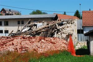 LOKALNA CESTA PRED CERKVIJO SV. KANCIJANA SE PREUREJA