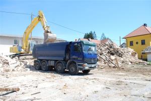 LOKALNA CESTA PRED CERKVIJO SV. KANCIJANA SE PREUREJA