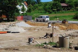 LOKALNA CESTA PRED CERKVIJO SV. KANCIJANA SE PREUREJA