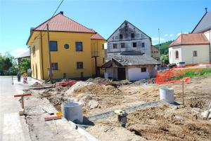 LOKALNA CESTA PRED CERKVIJO SV. KANCIJANA SE PREUREJA