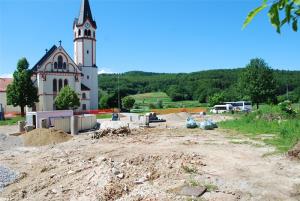 LOKALNA CESTA PRED CERKVIJO SV. KANCIJANA SE PREUREJA
