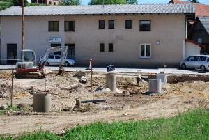 LOKALNA CESTA PRED CERKVIJO SV. KANCIJANA SE PREUREJA