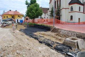 LOKALNA CESTA PRED CERKVIJO SV. KANCIJANA SE PREUREJA