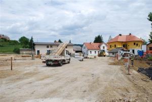 LOKALNA CESTA PRED CERKVIJO SV. KANCIJANA SE PREUREJA