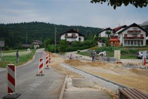 LOKALNA CESTA PRED CERKVIJO SV. KANCIJANA SE PREUREJA