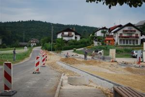 LOKALNA CESTA PRED CERKVIJO SV. KANCIJANA SE PREUREJA