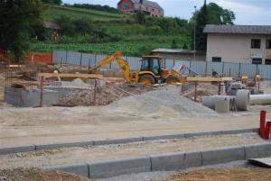 LOKALNA CESTA PRED CERKVIJO SV. KANCIJANA SE PREUREJA