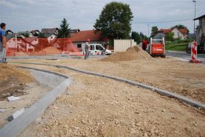 LOKALNA CESTA PRED CERKVIJO SV. KANCIJANA SE PREUREJA