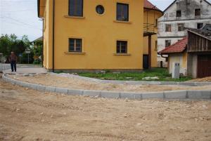 LOKALNA CESTA PRED CERKVIJO SV. KANCIJANA SE PREUREJA