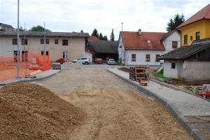 LOKALNA CESTA PRED CERKVIJO SV. KANCIJANA SE PREUREJA