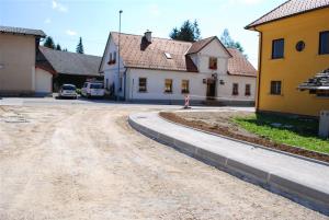 LOKALNA CESTA PRED CERKVIJO SV. KANCIJANA SE PREUREJA