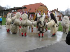 Ptujski kurenti odganjali zimo tudi v Mirni Peči