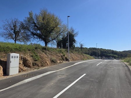 Celotna investicija urejanja stanovanjske cone je ocenjena na 2,5 milijona evrov.